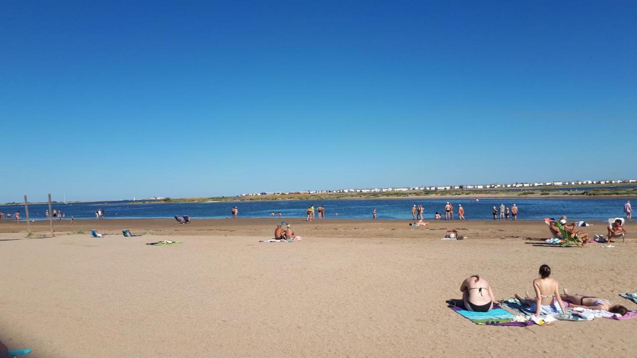 Studio cabine avec jardinet à 30 m de la plage, au calme. Gruissan Exterior foto