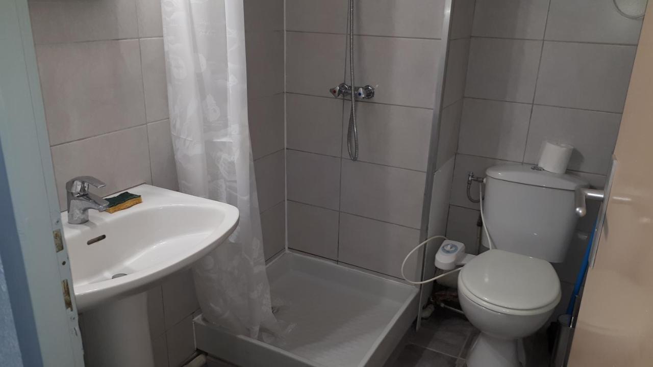 Studio cabine avec jardinet à 30 m de la plage, au calme. Gruissan Exterior foto